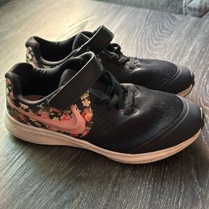 Nike Star Runner 3Y Bug Girl Youth Black Floral